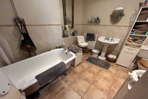 Main Bathroom- click for photo gallery